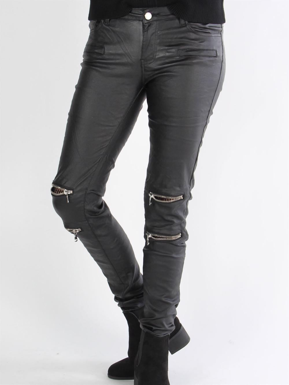 Lala - Svarta byxor i läderlook med blixtlåsdetaljer